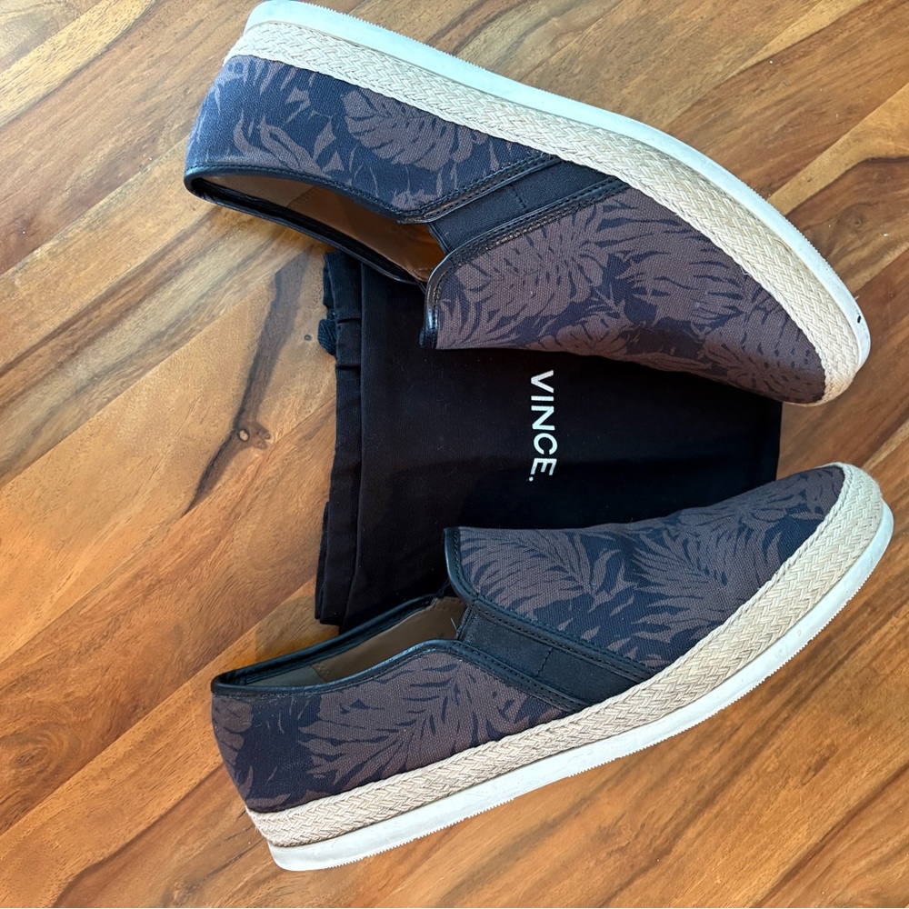 Men’s Vince loafers. Easy slip ons in black and brown neutral colors. - Picture 6 of 6